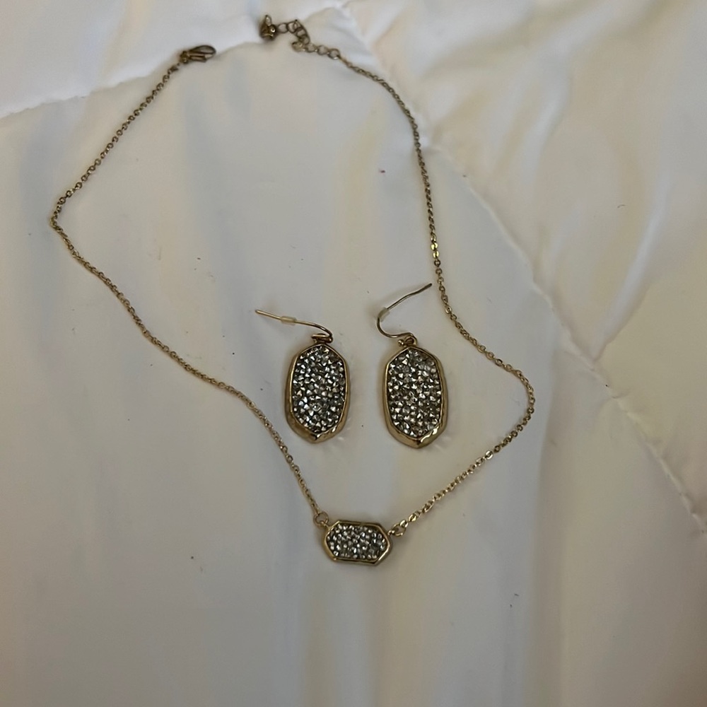 Earring and necklace set